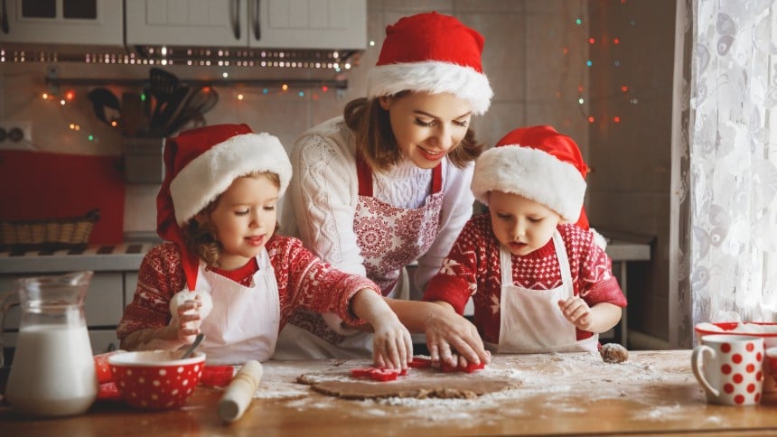 christmas 2020_last minute gift ideas_family baking together