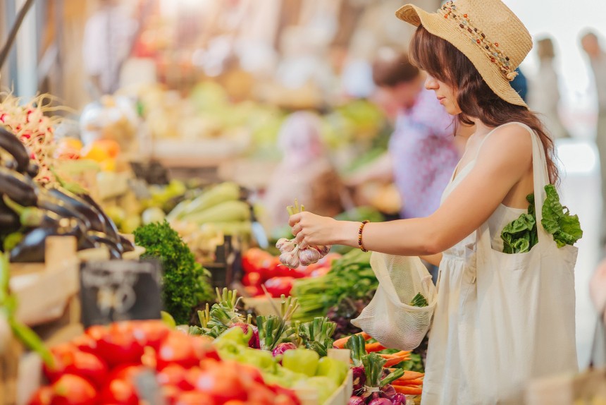 Avery Green Month 2021_woman buying lose fruit