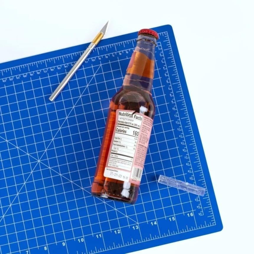 Scraper bottle label cutting mat